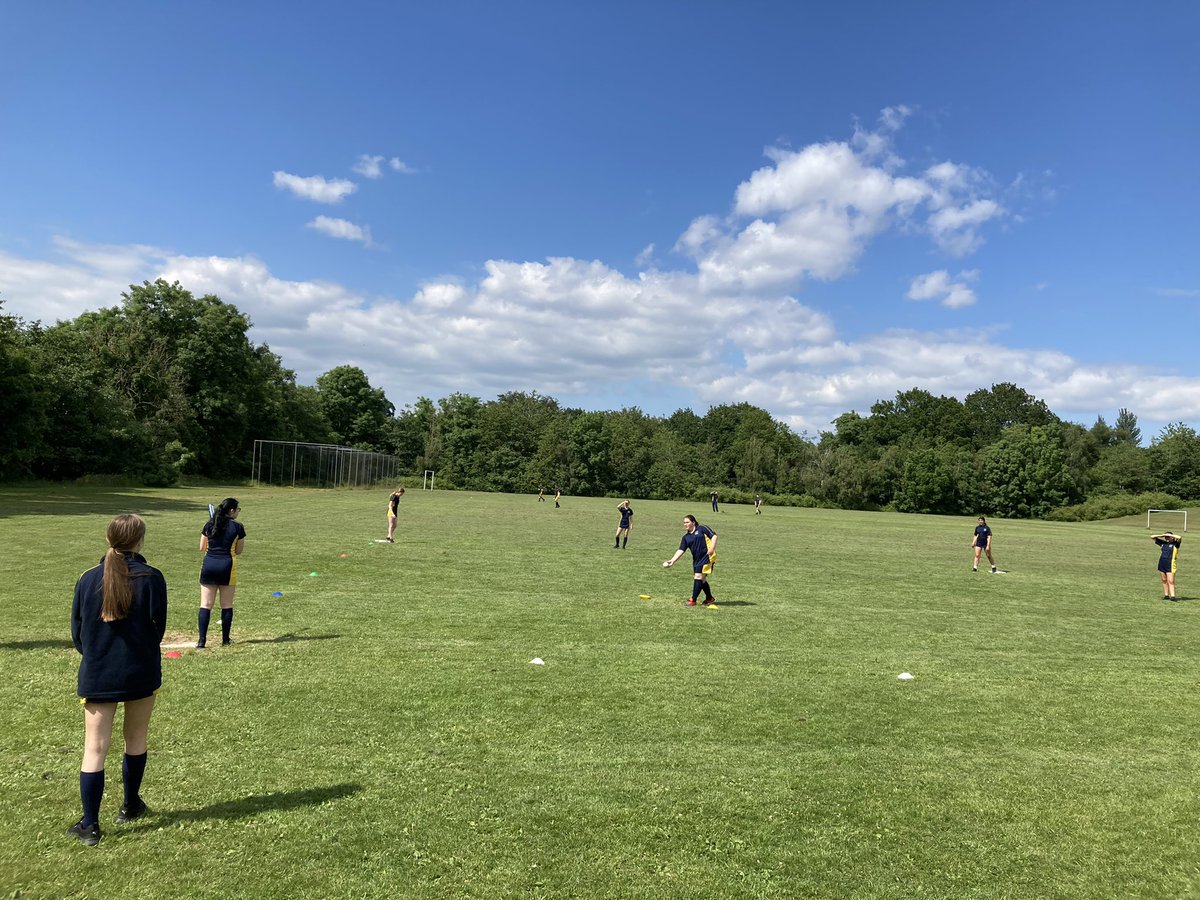 miss_crehan's tweet photo. The sun is shining and the Year 9’s are smashing it! Love these kids! @EllowesPe @teamellowes9 https://t.co/VUc4lBS6sl