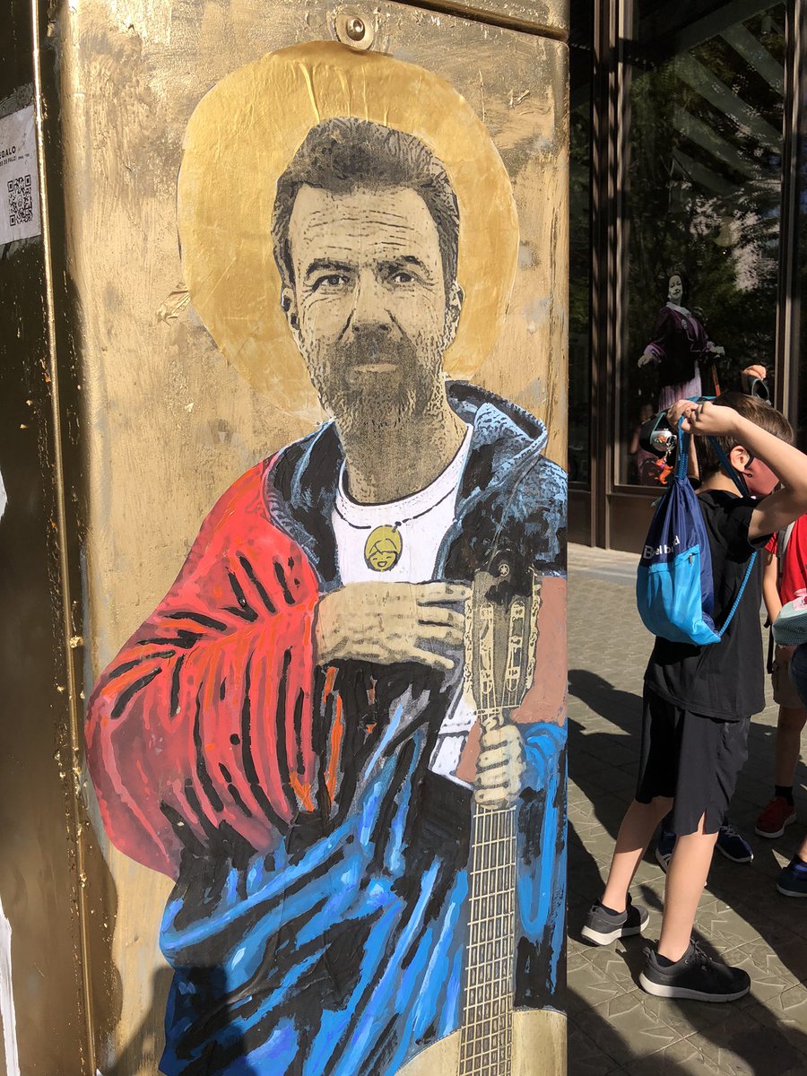 izaskunruiz's tweet photo. Verdades como puños by #paudones #barcelona #street #lavidaesunregalo https://t.co/KobLV90sxe