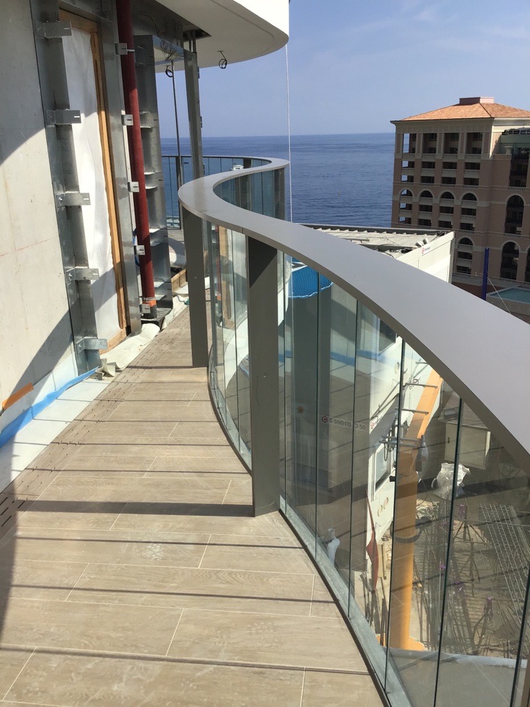 arcora_'s tweet photo. Work in progress sur la Tour Domaniale de Testimonio II à Monaco imaginée par Alexandre Giraldi, et Arquitectonica pour le Groupe Marzocco, avec @vinciimmobilier. Les Garde-corps vitrés à ossature en aluminium, avec remplissage verrier à facettes, suivent la courbure des balcons. https://t.co/2wvdJibERd