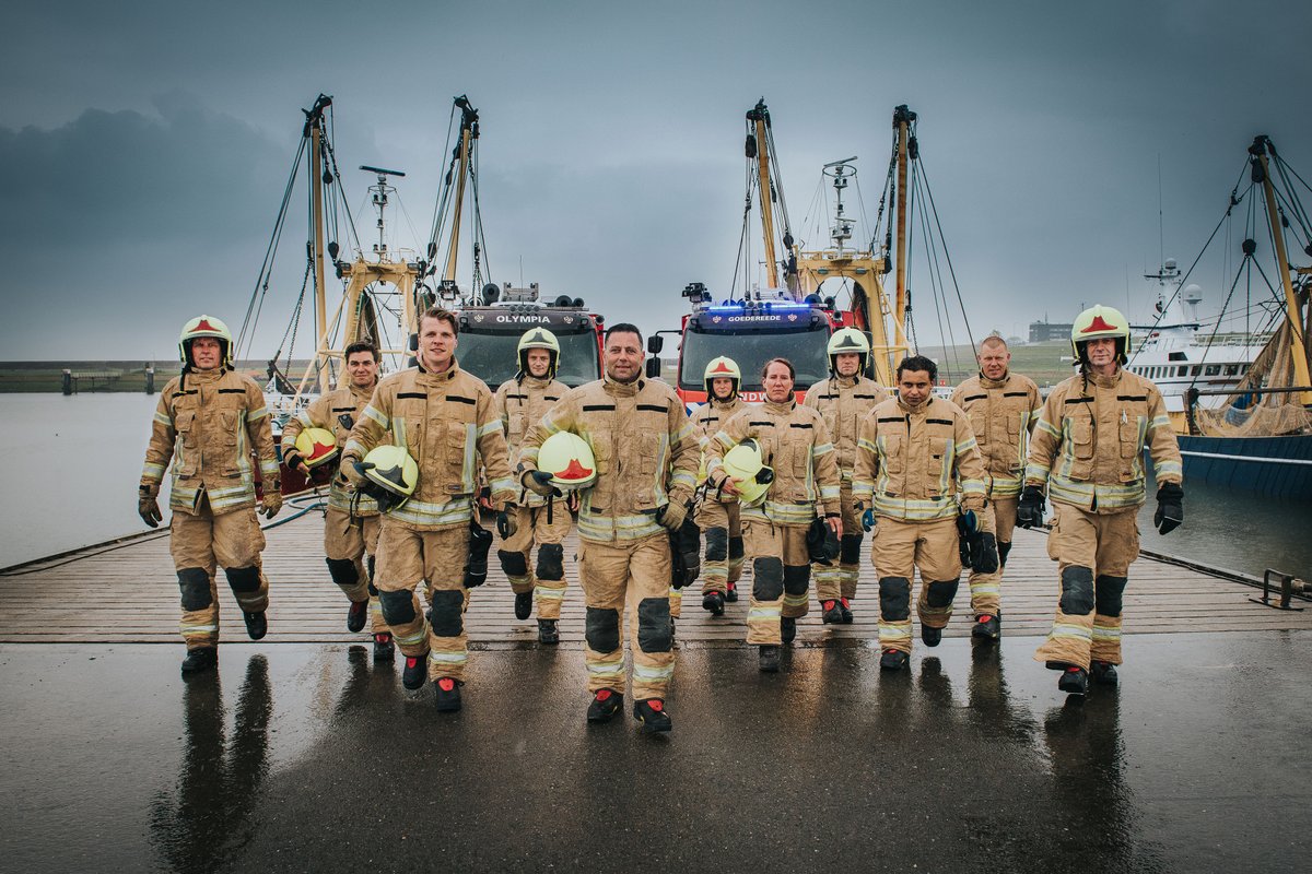 Veiligheidsregio Rotterdam-Rijnmond (VRR), waar de #brandweer onderdeel van is, zoekt vrouwen en mannen tussen 18-45 jr die zich willen inzetten voor de veiligheid van alle inwoners. Ben jij die brandweerheld of heldin? Meld je dan aan via werkenbijvrr.nl/brandweer. #vrijwilligers