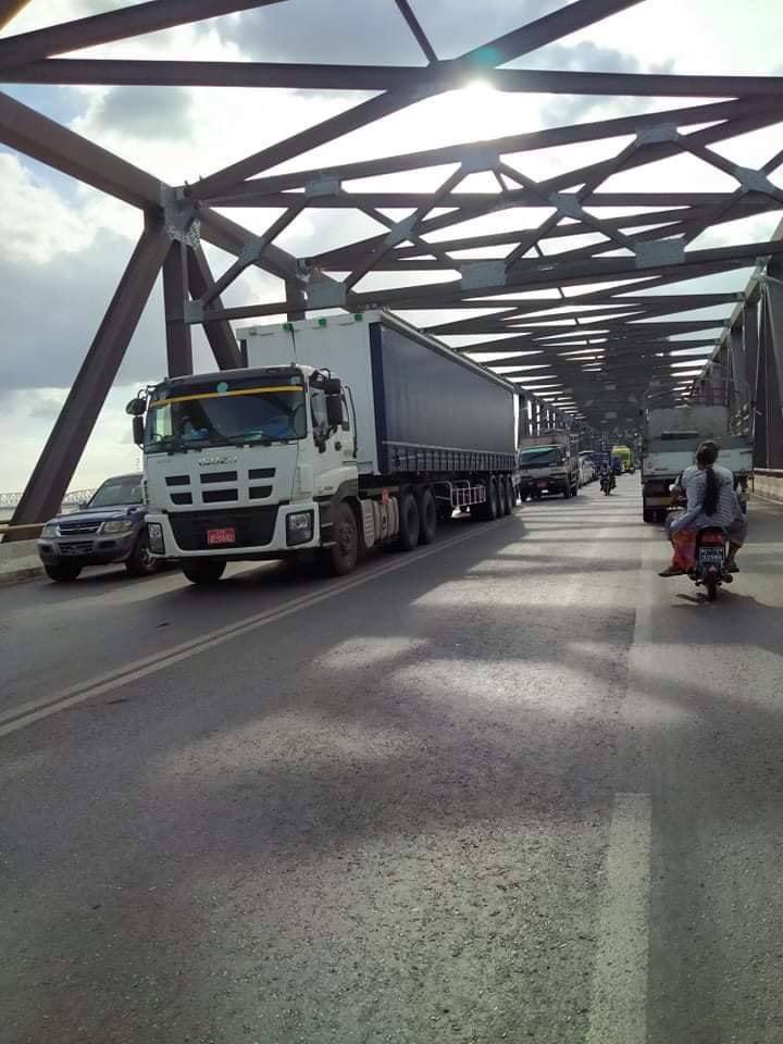 SAC terrorists are unlawfully inspecting every passing vehicle in search of PDF members, on the Sagaing Bridge that connects Mandalay and Sagaing.   #WhatsHappeningInMyanmar #June22Coup #UnfetteredAccessForAids pic.x.com/kbVyd8H7aQ