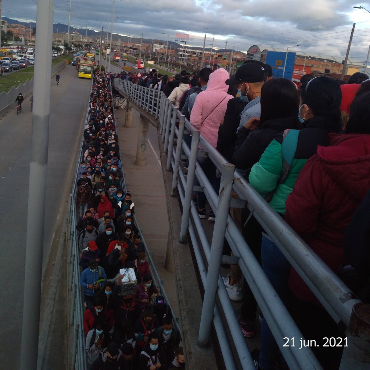 <a href="/VickyDavilaH/">Vicky Dávila</a> Pues señora periodista está aglomeración es de ayer y no estaban protestando.