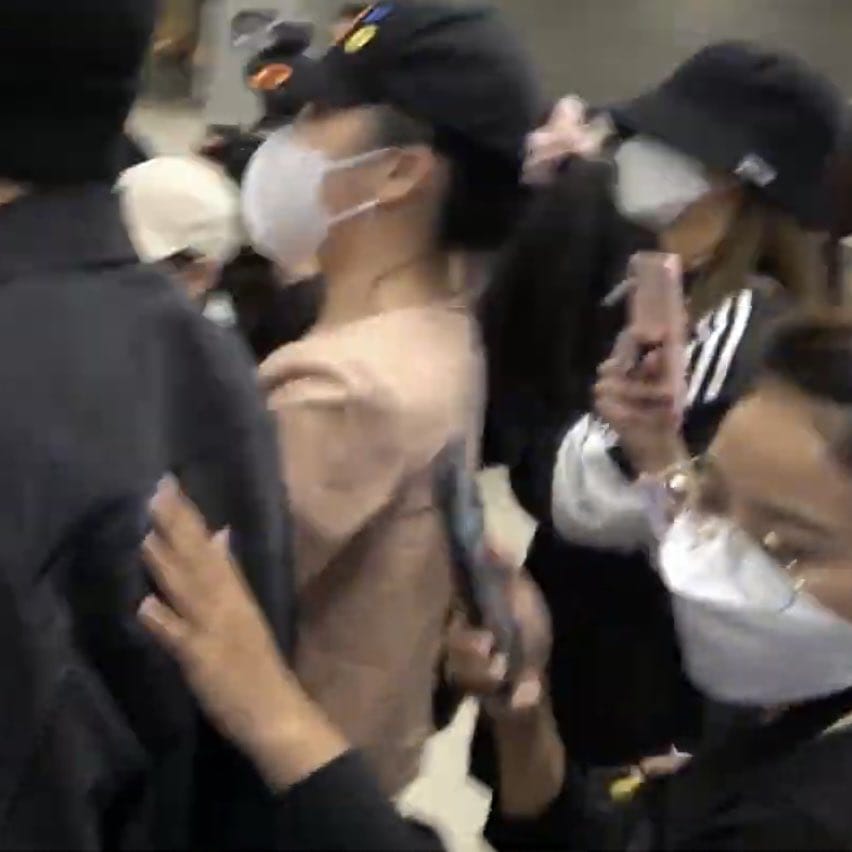 FhieRla's tweet photo. #SMPROTECTNCTDREAM #런쥔이왔당 #JISUNG #protectsm
Semoga aja mereka selamat sampai tujuan
Kasian jisung juga sempet pusing juga
Dan ga bawa bodyguard sama sekali https://t.co/Xz7BxoUojK