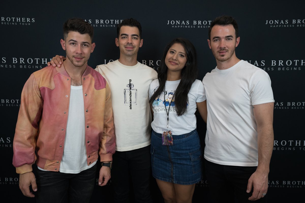 feranave's tweet photo. #RememberThis #RememberThisTour 
@jonasbrothers

@joejonas
 
@kevinjonas
 
@nickjonas
 30/10/2019 - CDMX BEST DAY FOREVAAAAAAA https://t.co/PRnJ5Tddrp