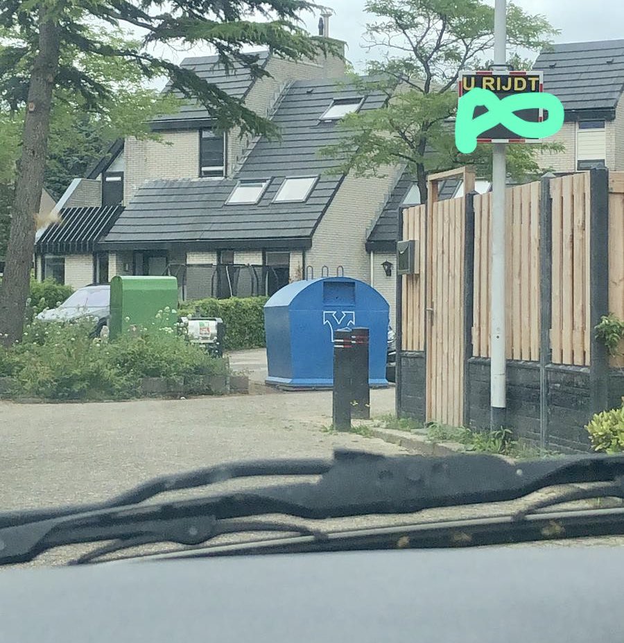 n_laban's tweet photo. Midden in buitenoord op een woonerf staat sinds vandaag een snelheids-indicatie-bord. Terwijl honderd meter verderop op de racebaan ziedewijdsebaan met gevaar voor eigen leven de baan op 2 plekken kan worden overgestoken :( @BarendrechtnuNL @BARENDRECHTzh https://t.co/3GyWWlpoyx