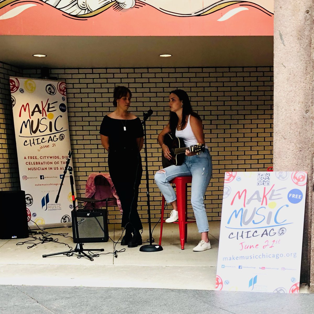 MakeMusicChi's tweet photo. Thanks to everyone who came out to celebrate music-making on Make Music Chicago Day! Our annual DIY event would not be possible without the generosity of our musicians and venue hosts. #MakeMusicChicago #MakeMusicDay (📸 : Kristine Walton, Elliot Mandel) https://t.co/LOjvazF0vc