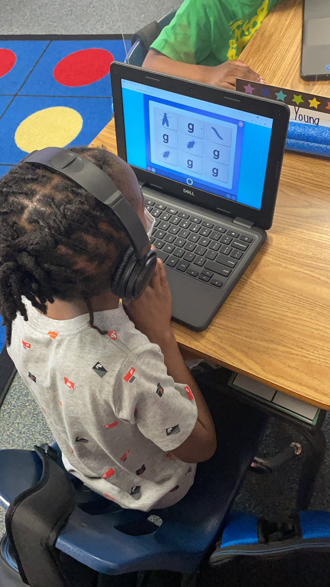 SoaringLeaders's tweet photo. #lexiacore5 @ForestLakeEagle #soarcamp @RichlandTwo taking time to review letters and sounds https://t.co/lGbDNda7nQ