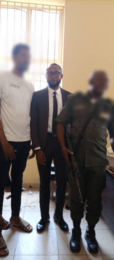 citizen_gavel's tweet photo. Following a verbal invitation by the Police, without being told what his offence was, Mr. Oso (Pseud) was locked up for 2 weeks before being charged to court on allegations of conspiracy, armed robbery, and cultism...
(1/2) https://t.co/hHh2Vnw39X