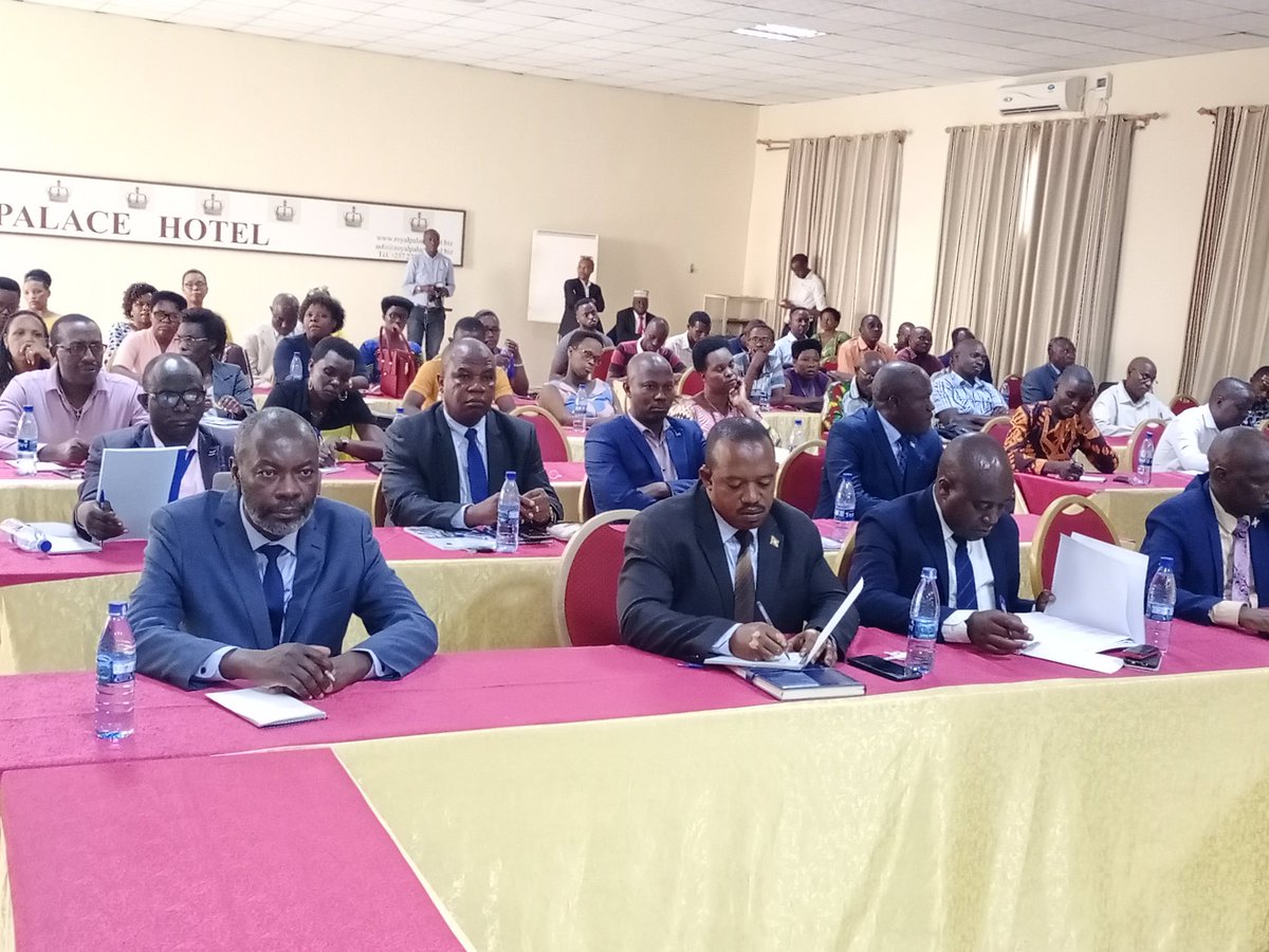 BurundiGov's tweet photo. "L"emploi des jeunes est l'une des priorités du Gouvernementi",  a dit  le  1er Ministre SE CPG Alain Guillaume Bunyoni, ce 22/06/2021, lors de la validation du plan d'actions  National pour l'emploi des jeunes au Burundi. Un plan initié par le Ministère de la Fonction publique. https://t.co/uNoJiZxZ6c