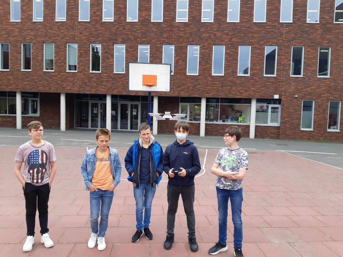 Vandaag op jet #JTC: dronevliegen les 1 bij #PopUpClub programmeren, foto mevr Korevaar