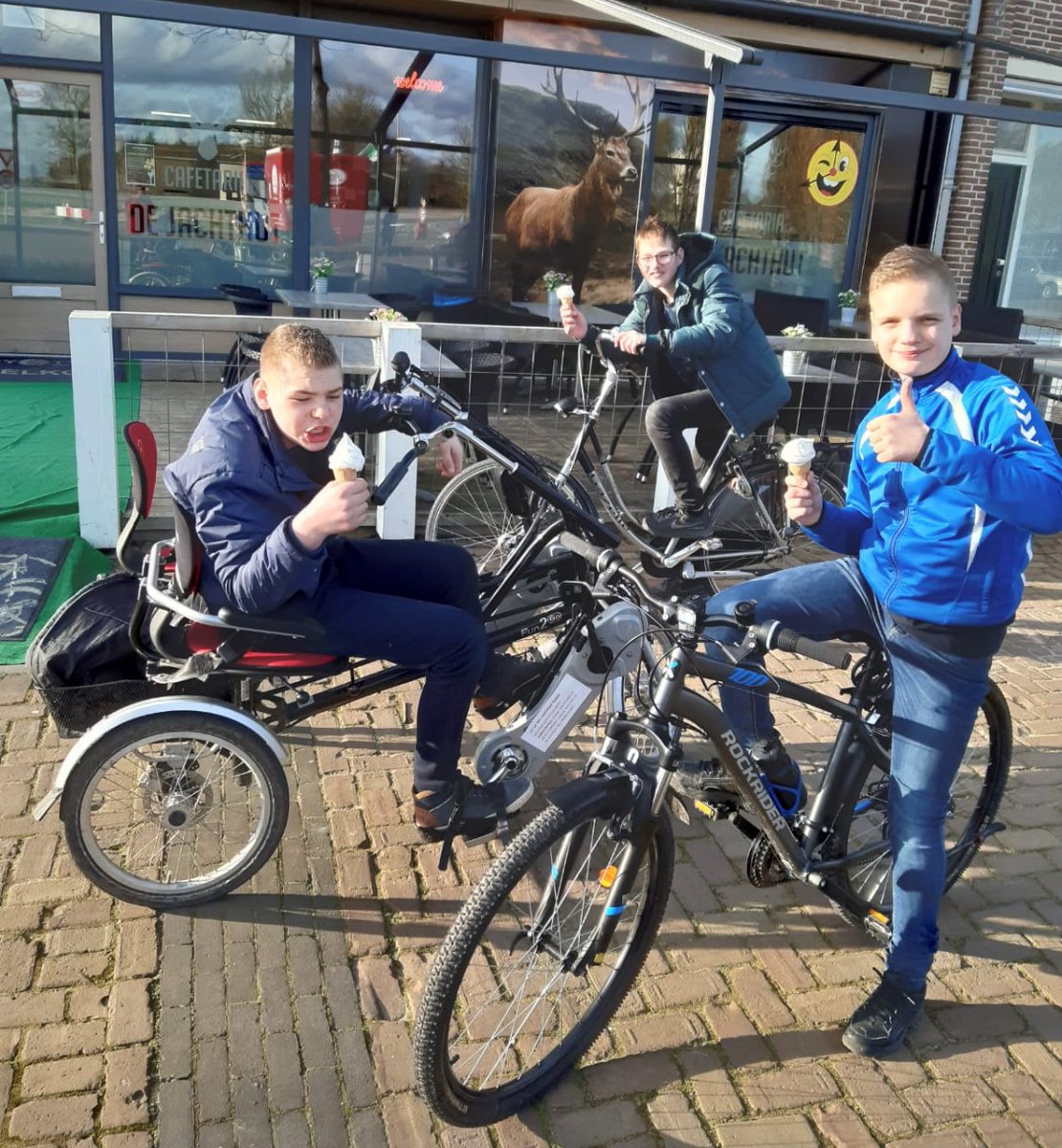 Morgen komen de kids van 'Super Cool' om 16.30 uur samen in het Wilhelminapark voor een gezellige activiteit die wordt georganiseerd voor jongeren met een beperking. Heb jij zin om mee te doen? Dan ziet Eize van Eerde jou morgenmiddag graag op tijd in het Wilhelminapark. Tot dan!