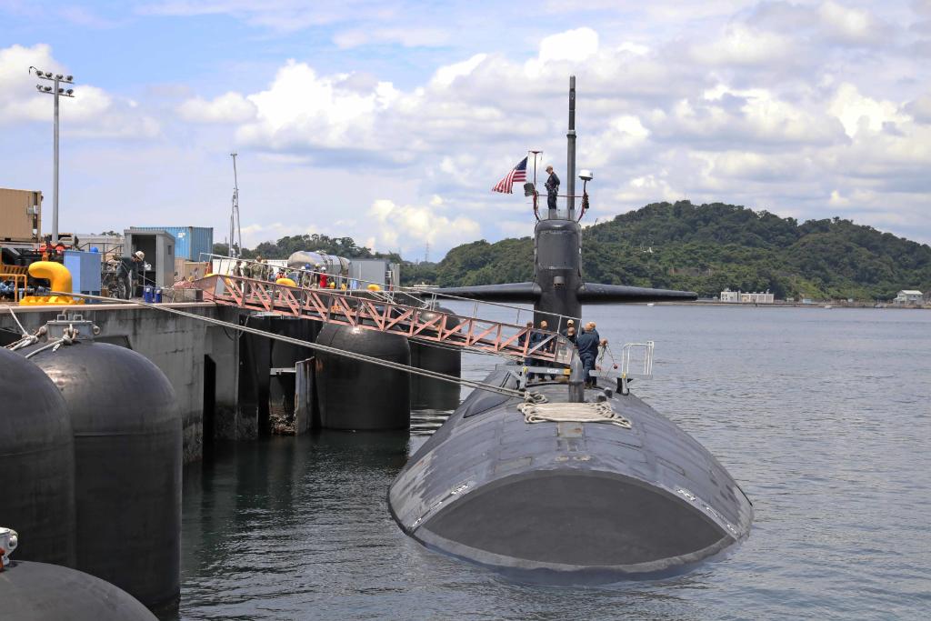 👋👋👋 Hello Japan! 🇯🇵

#USSOklahomaCity (SSN 723) arrives at Fleet Activities Yokosuka for a scheduled port visit, Jun 22. #OklahomaCity is forward deployed to Guam and routinely operates in the region to support maritime security. 

📸: MC2 Adam K. Thomas