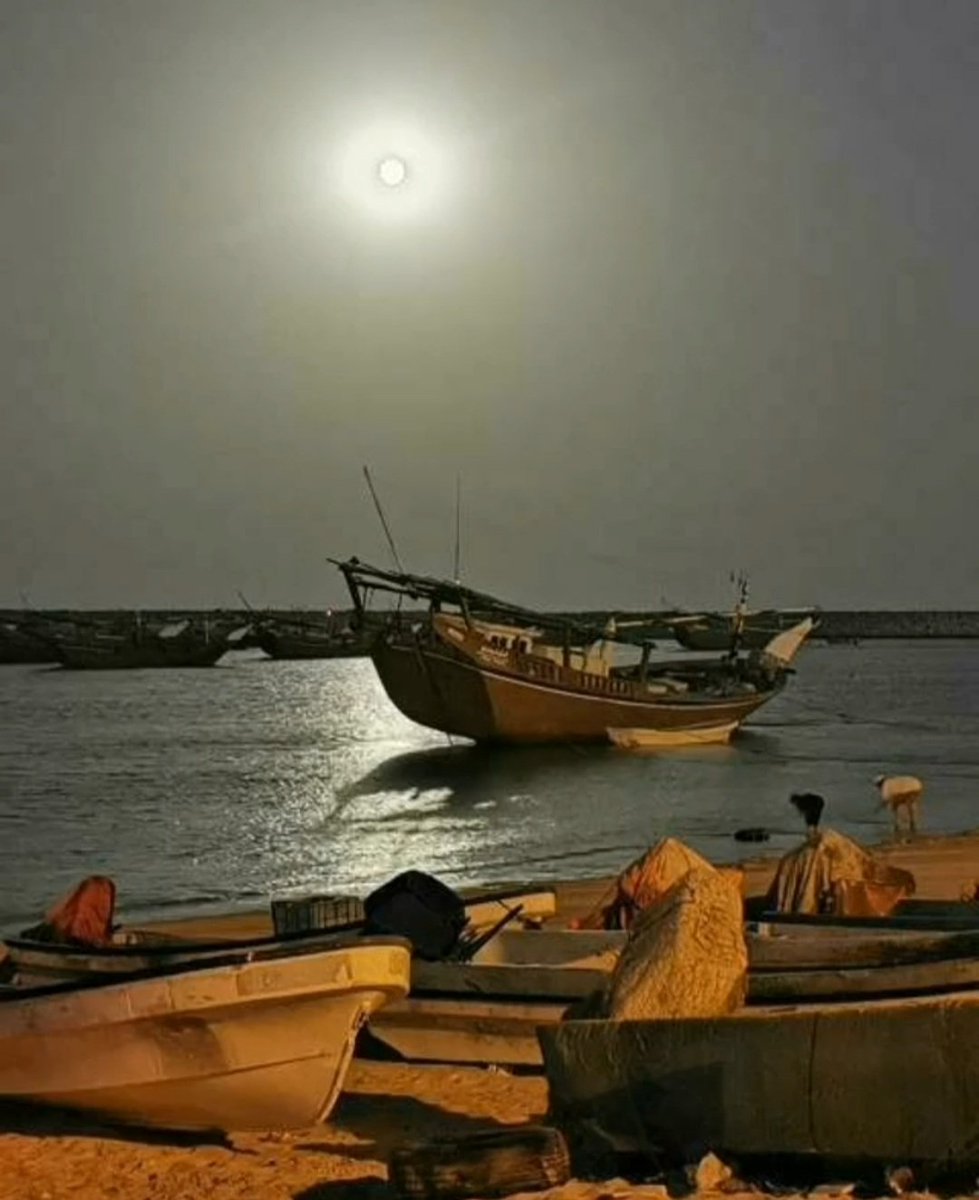 أمد النظر حُول القُمر وأتخيّلك.🤍