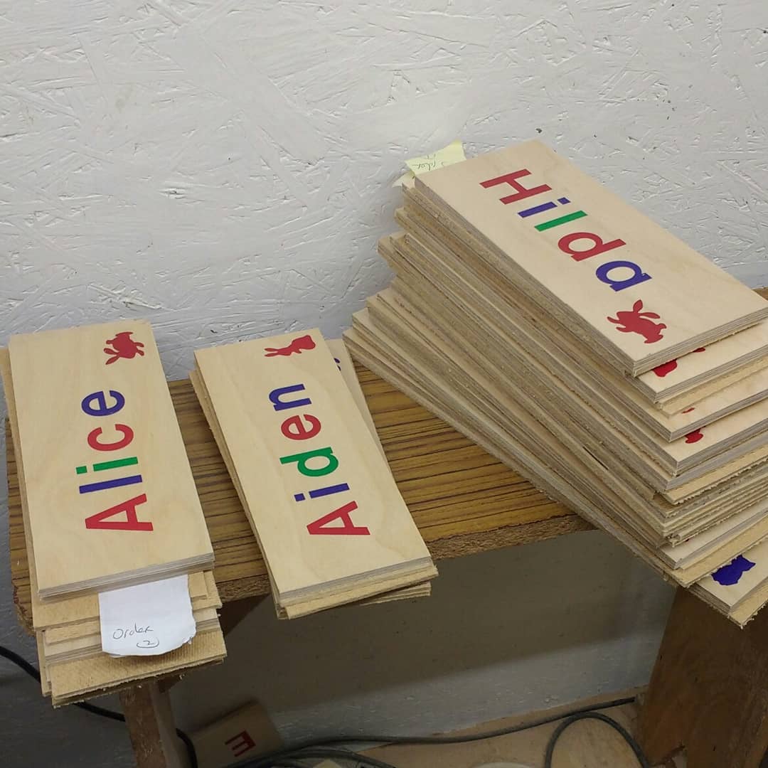 Another day of #puzzle #crafting: #Jesse 1st on the #Hegner #scrollsaw followed by #Hilda...
Want to know the other names we made? You'll have to wait & see 🤐
#handcrafted #handmade #bespoketoys #woodentoy #educationaltoys #jigsaw
#personalisedtoys #babyname #name #Aiden #Alice