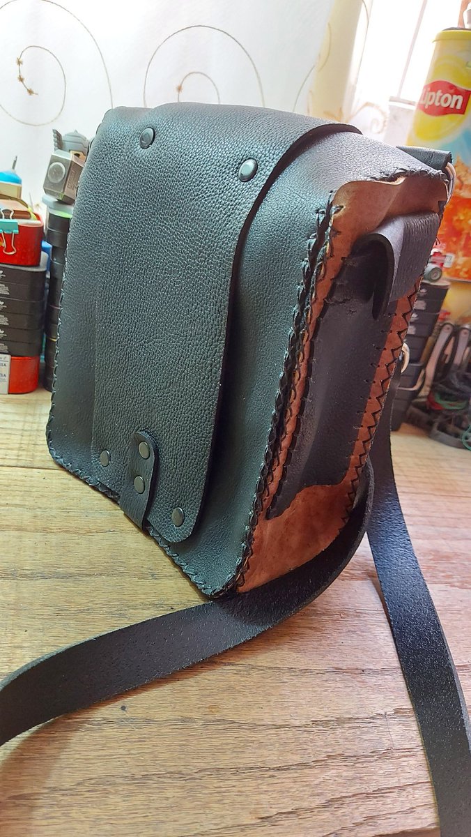 arthunmmxv's tweet photo. #artesaníasdepiel 🇲🇽 #leatherhandcraft 🇺🇸 #bőrdíszmű 🇭🇺 #koznagalanterija 🇷🇸 #artesanatducuir 🇫🇷 #lederhandwerk 🇩🇪 https://t.co/YEUd8xMngs