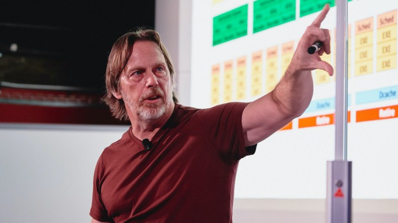 İşlemci dünyasının efsanevi ismi Jim Keller'ın röportajını okuyorum. AMD'yi dipten alıp liderliğe götüren Zen mimarisi için yaptıklarını, geliştirici takımını nasıl kurduğunu anlatırken kullandığı ifade önemli:

"Başarının sahibi çoktur, başarısızlığın ise tek."