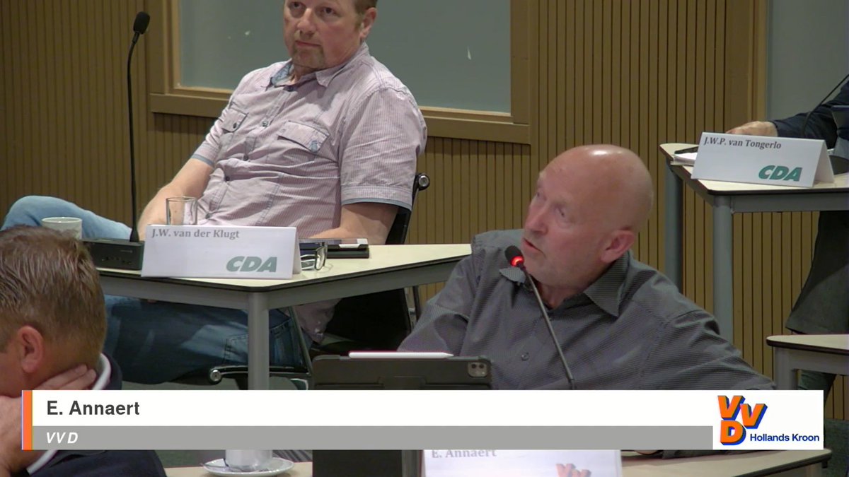 #VVD-raadslid @ErikAnnaert in <a href="/HollandsKroon/">Hollands Kroon</a> brandt inspreker Wethouder van Langen van <a href="/GemMedemblik/">Gemeente Medemblik</a> af, terwijl de 7 (!) West Friese gemeenten zich genóódzaakt voelen om überhaupt in te spreken. Dat de voorzitter dit toestaat! Schandalig!
