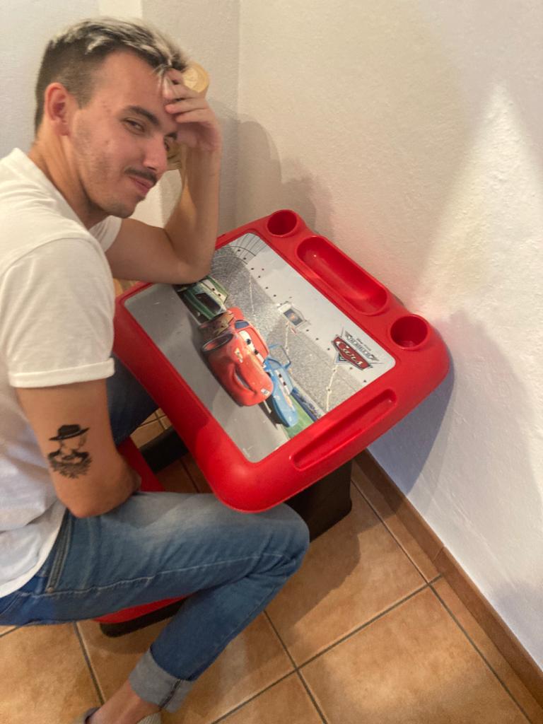 JosepToniVerdej's tweet photo. Mi madre: Cómo has estudiado tan rápido?

Yo:

@cars_frases https://t.co/9kthZHazju