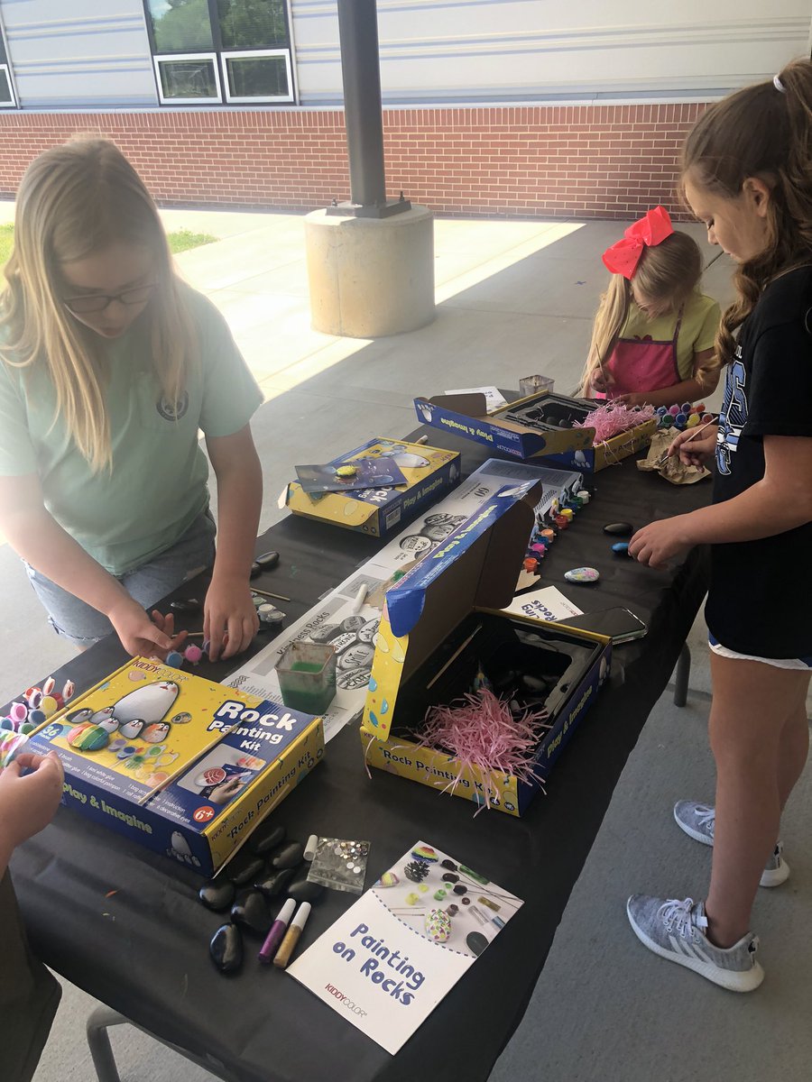 MCMS_Ellis's tweet photo. Rock painting class was a blast! Afterwards, we spread joy by hiding our painted rocks with kind messages throughout the MCMS and the MLCHS campus. If you find one, then we hope it makes you smile! #IL3 #MCMS @MCM_Frysc https://t.co/9GF2DpqiYn