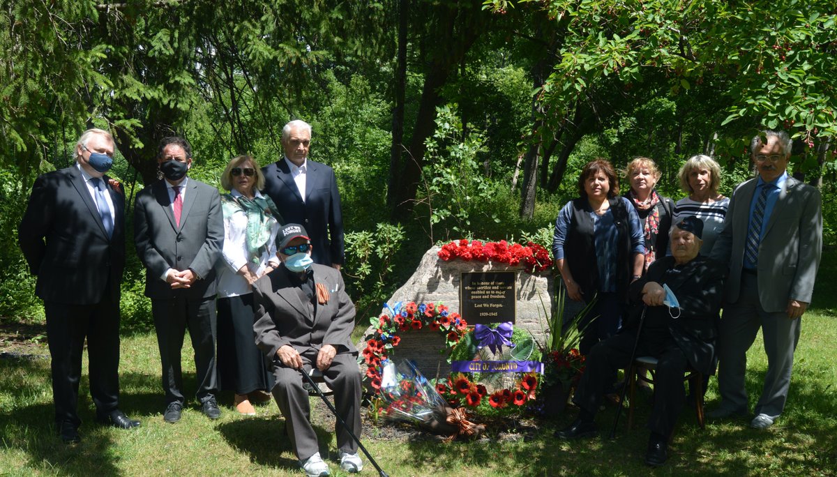 Russia_Toronto's tweet photo. On #RemembranceAndSorrowDay🇷🇺 joined #GreatPatrioticWar Veterans Association🇨🇦 & @PasternakTO at Memorial Plaque commemorating Allied effort against Nazism to pay tribute to #Soviet soldiers and civilians who perished in #WWII.
#LestWeForget #RememberJune22 #GPW80 https://t.co/1hGb53JFCU