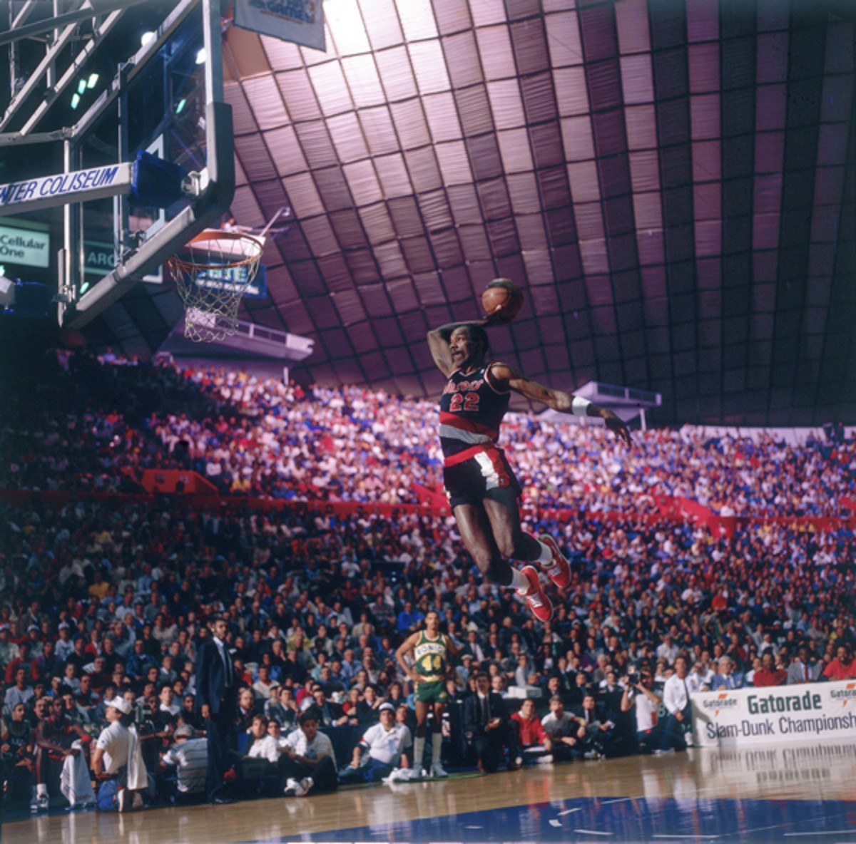 nut_basketball's tweet photo. Clyde could fly.  #Trailblazers #NBA https://t.co/M1XXZMGniJ