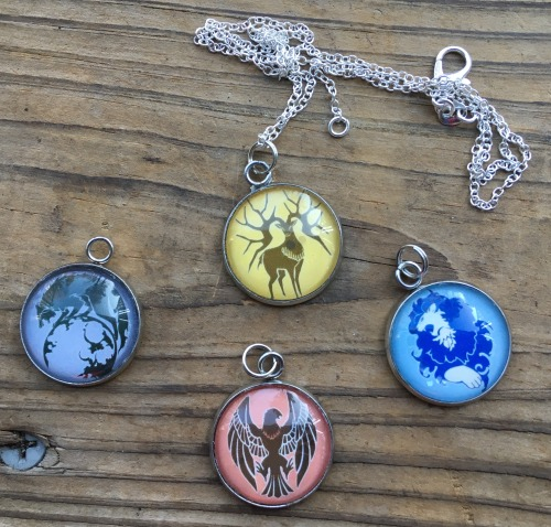 PendantsHoard's tweet photo. So it's #smileforsmall day 2!
I guess I'll do a bit of an introduction?
I'm your friendly neighborhood bi fandom nerd who makes these little pendants to help afford college. Plus I just like making them in general haha. https://t.co/8OHRZDynmu