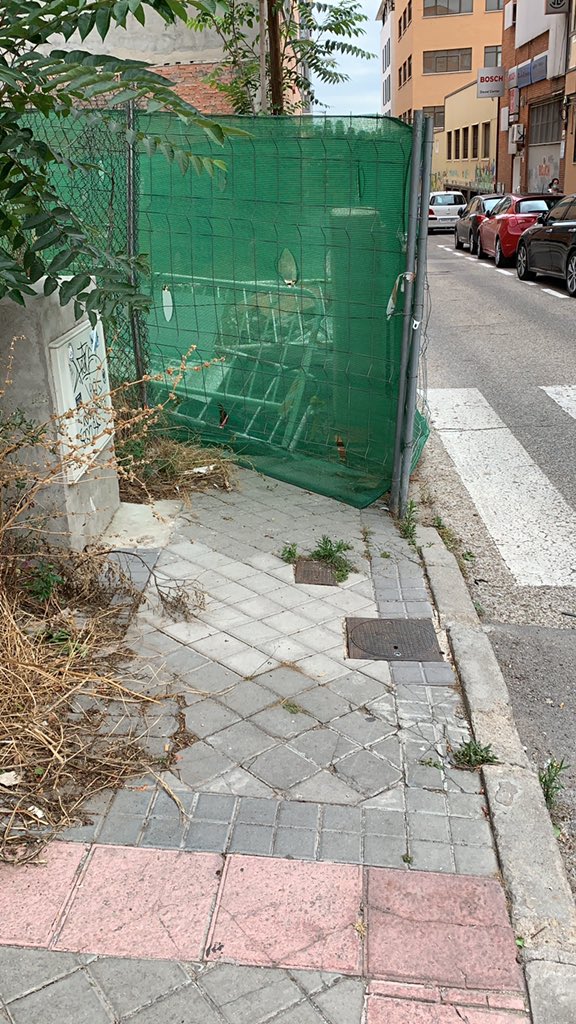 Juanjo__B's tweet photo. @Lineamadrid En la calle Pedro Campos 15 tenemos la acera cortada desde hace 2 meses por el inicio de una obra que está parada. El cruce se vuelve aún más peligroso para el peatón. ¿Cuánto tiempo más debemos esperar para usar la acera? https://t.co/RyhTfnFzSz