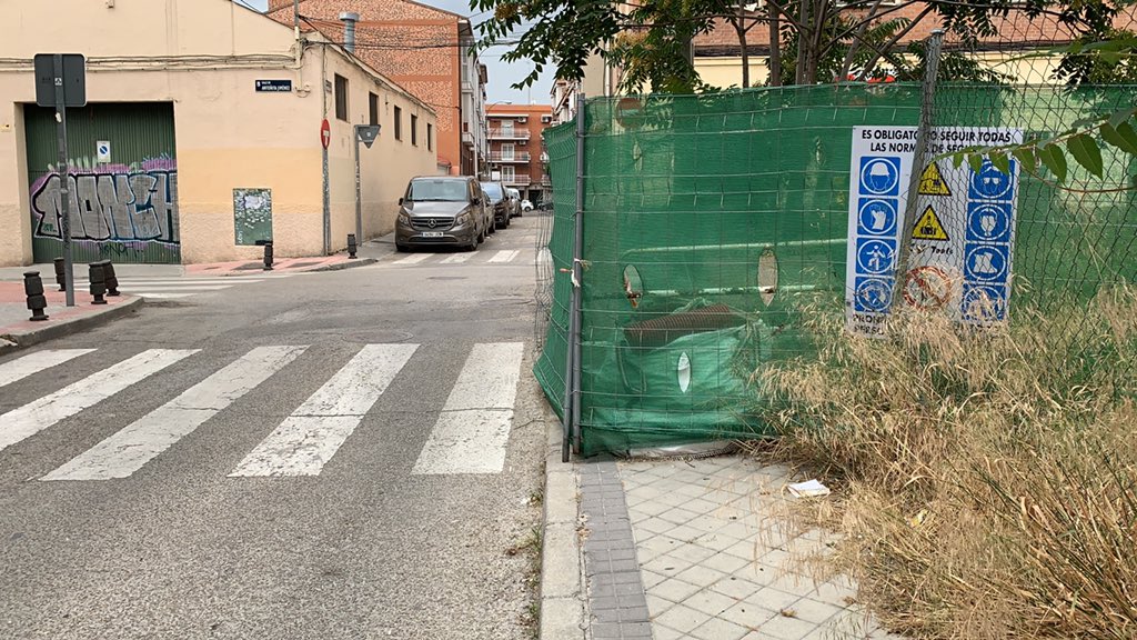 Juanjo__B's tweet photo. @Lineamadrid En la calle Pedro Campos 15 tenemos la acera cortada desde hace 2 meses por el inicio de una obra que está parada. El cruce se vuelve aún más peligroso para el peatón. ¿Cuánto tiempo más debemos esperar para usar la acera? https://t.co/RyhTfnFzSz
