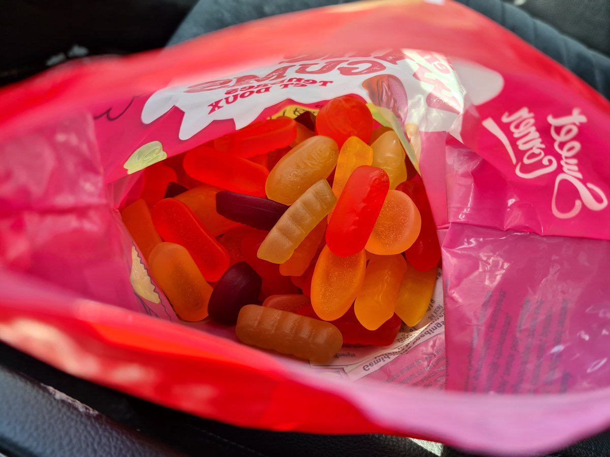 *Kansberekening* Als je een zak winegums hebt met evenveel rode, oranje, groene, gele, witte en paarse winegums en je pakt zonder te kijken een snoepje uit de zak, dan is de kans dat je precies zo'n vieze gele winegum pakt exact 100%. 😑