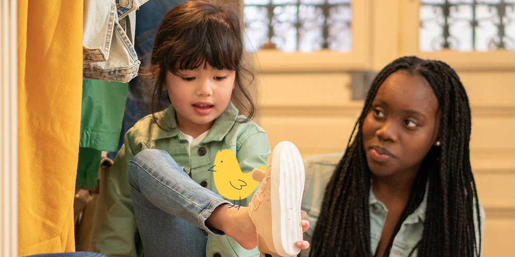 Aida, surveille Louise du coin de l’oeil : à l’heure de sortir, elle tient à lui faire réaliser les gestes du quotidien en autonomie, et n’est là pour apporter son soutien qu'en cas de besoin ! 

Chaussures,  fermetures éclair et boutons n’ont plus de secrets pour Louise ! 👟