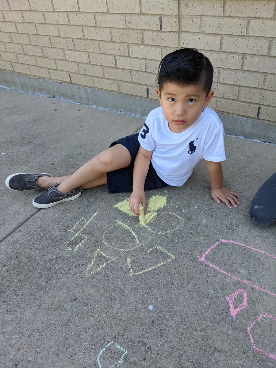 JSahagian10's tweet photo. Today we had the perfect weather to draw shapes outside! ☀️🟦🟣 #LEPSummerSchool https://t.co/1PV9BPCCht