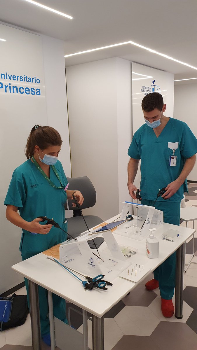 lsanjosemanso's tweet photo. Primer curso #firstouch en laparoscopia. @MontePerdido31 @urodeLaPrincesa @icastivela @lyxurologia @InfoAeu @EAU_YAUroTech Gracias a la #escueladelaparoscopia Dr. Castillón Vela. https://t.co/EFVpnj0V3A