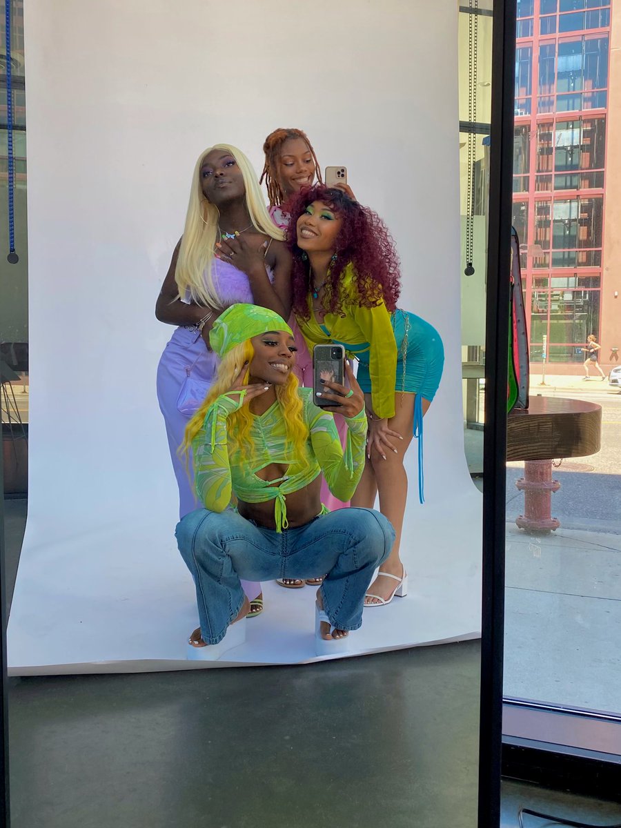 SYNEMAofficial's tweet image. Thank you so much for 3K! 

💓🦋🍃✨