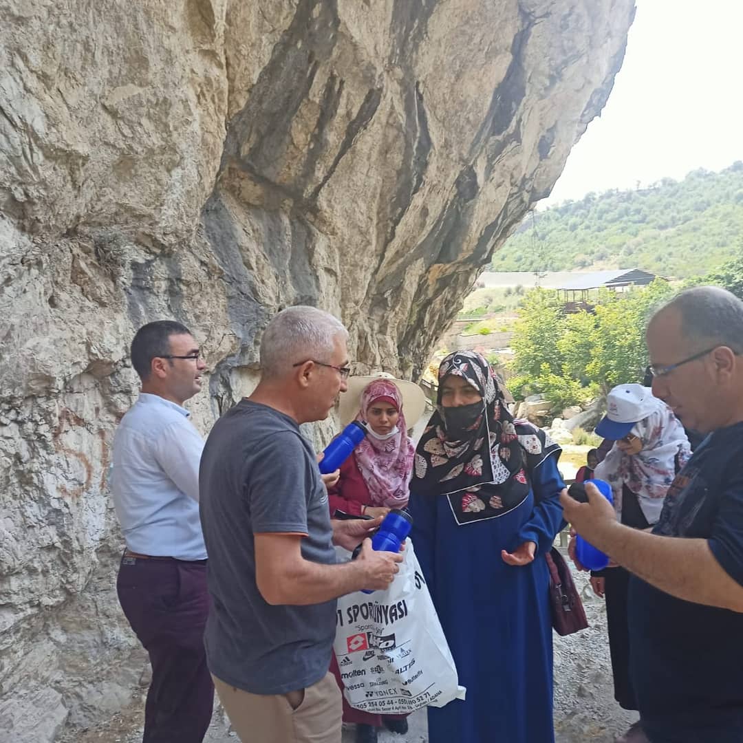 DabanKorkut's tweet photo. ÇUDER Çukurova Uluslararası Öğrenci Derneği olarak Öğrencilerimizle zorlu geçen Final Sınavlarının ardından Karaisalı Kapıkaya Kanyonunda yürüyüş gerçekleştirdik. Daha sonra Şelalede Piknik ve Çevre Temizliği etkinliği duzenledik.

Son olarak Tarihi Varda Köprüsünü gezdik. https://t.co/hSHBcXuIx3