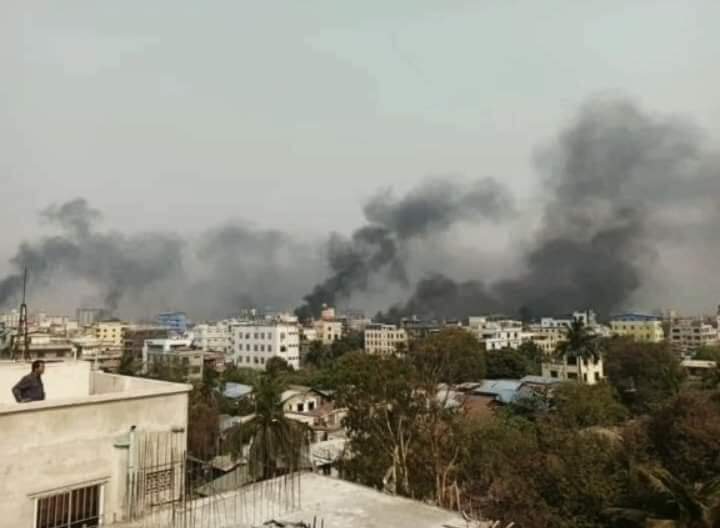Abdulla_AH7's tweet photo. #Pray4Mandalay
#Mandalay is on fire. The terrorist military setting fire everywhere and killing people in Mandalay. Please pray for the people in Mandalay.
#WhatIsHappeningInMyanmar #HelpMandalay #SaveMandalay https://t.co/yzPM5ePEUb