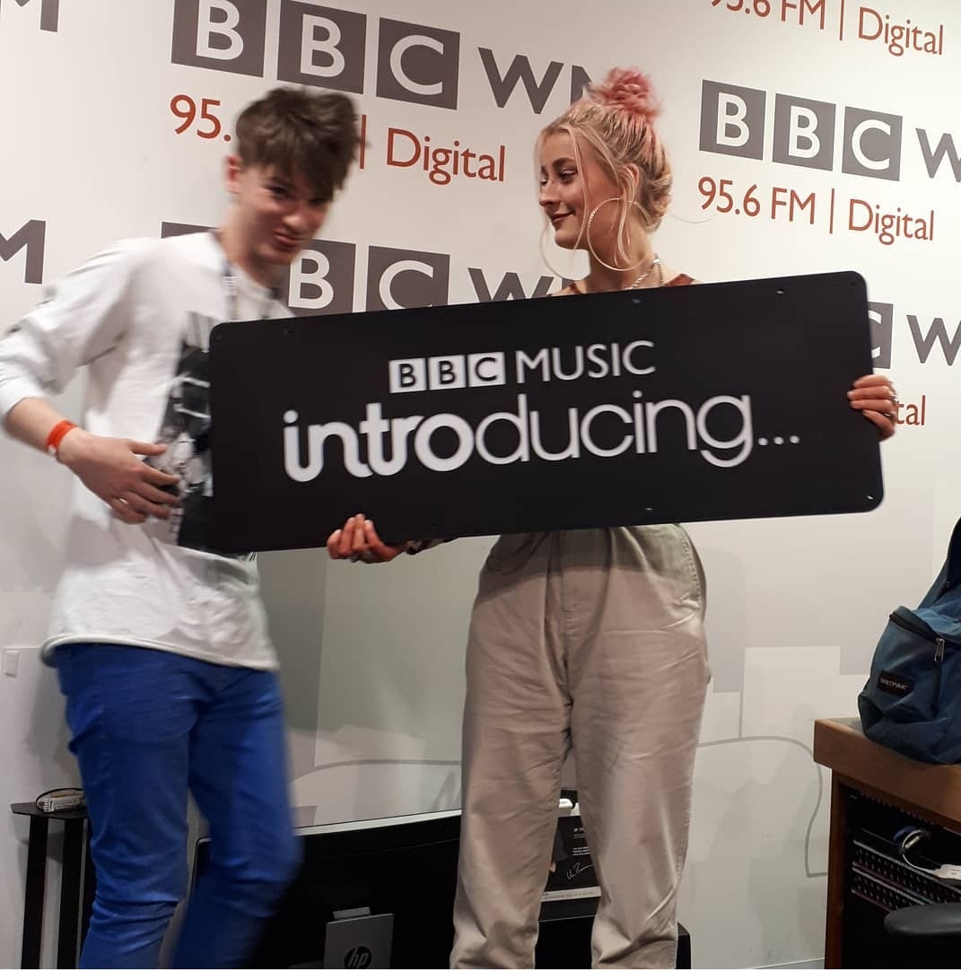 Tim Senna ♌️ (@timsenna) on Twitter photo The LEGEND <a href="/sianelerievans/">Sian Eleri</a> gave <a href="/akaRubii/">Rubii</a> her 1st <a href="/BBCR1/">BBC Radio 1</a> play over the weekend and seeing a girl I've known since she was in college making shoegaze get her talent recognised is a mad emotional moment 💕 Diolch Sian! Check the full show here ⤵️
bbc.co.uk/sounds/play/m0… The LEGEND <a href="/sianelerievans/">Sian Eleri</a> gave <a href="/akaRubii/">Rubii</a> her 1st <a href="/BBCR1/">BBC Radio 1</a> play over the weekend and seeing a girl I've known since she was in college making shoegaze get her talent recognised is a mad emotional moment 💕 Diolch Sian! Check the full show here ⤵️
bbc.co.uk/sounds/play/m0…
