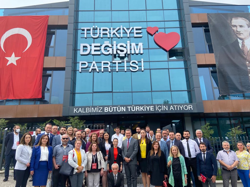 Çankaya ilçe Kongremizi yaptık. Bayrağı emin ellere teslim ettik. 

İktidarın gözündeki perdeyi kaldırdık, değişimin perdesini araladık. 

Değişim gelecek, 
Türkiye özgürleşecek.

#degisimsanattir