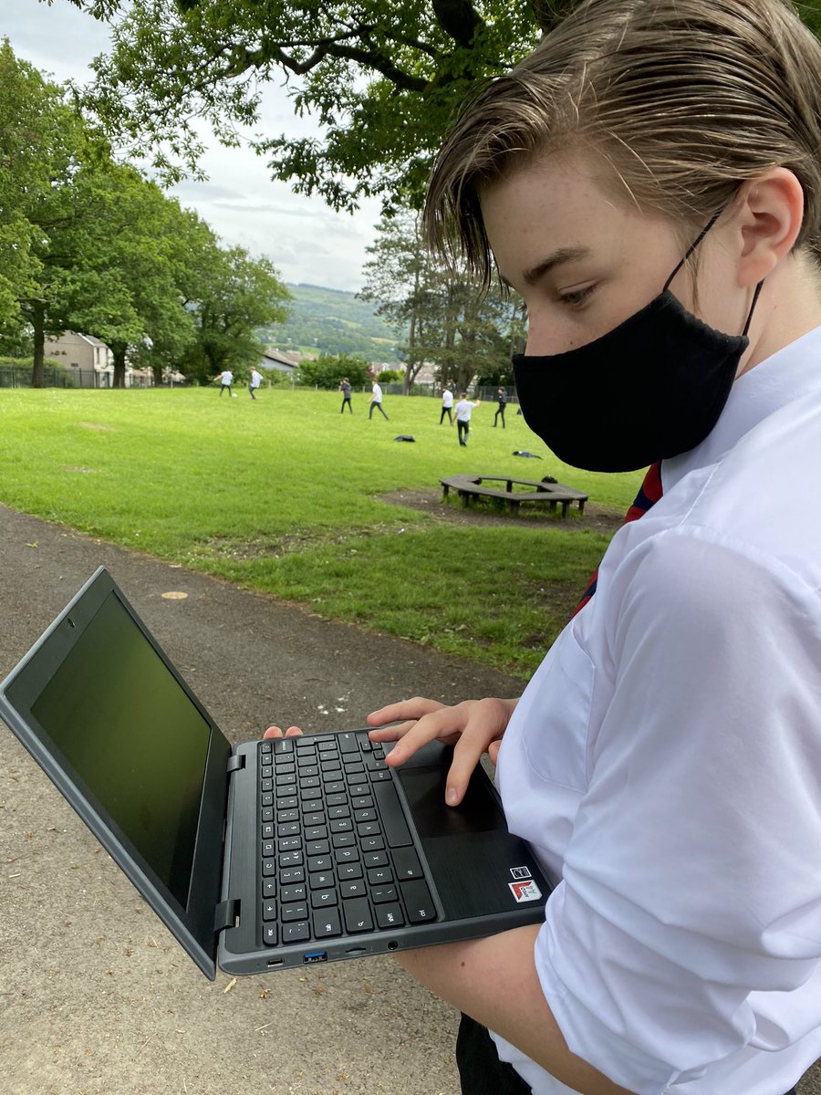 StjohngirlsPE's tweet photo. Some great work from 7F yesterday learning about #FirstAid skills in their @pse_stjohns lesson. They walked, then worked, walked then worked....!! #outdoorlearning #walkandwork A collaborative information slide was then made by each group 👏🏻 🆘🚨@StJohnsAberdare @MrsLong_SJB https://t.co/vwOaTXMEEw
