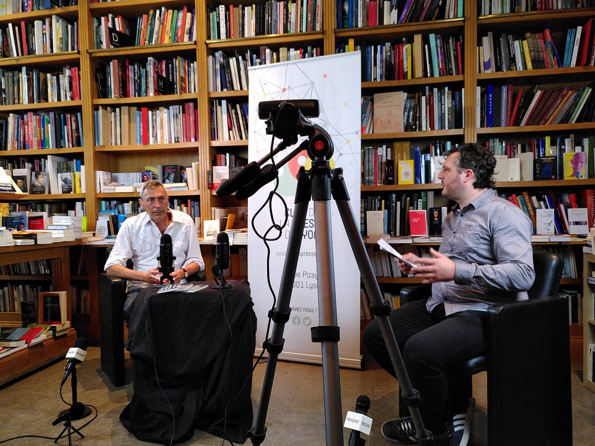 espositosoph's tweet photo. Rencontre avec Olivier Villepreux, autour de son livre #Journalisme, paru aux éditions @anamosa_ed et à la librairie #descours, en partenariat avec @Clubpresselyon https://t.co/nHmwZHVw9o