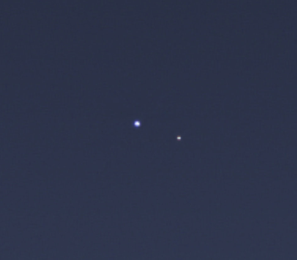 Así se ven la Tierra (punto grande azul) y la Luna desde Saturno. 📷: NASA/JPL-Caltech/Space Science Institute)