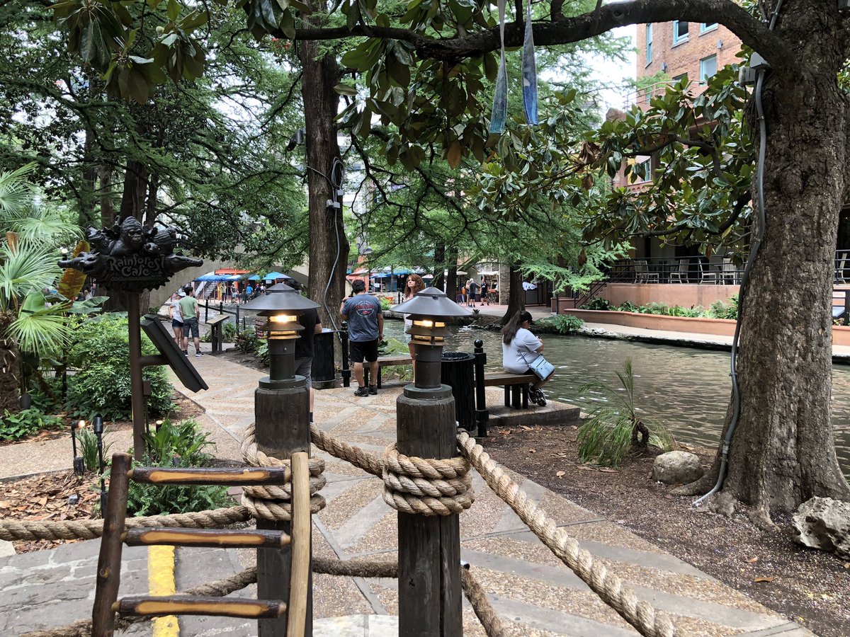 pilotlaunchpad's tweet image. Wow, Great Service!!!!
Lunchtime at the Rainforest on the River walk  with Gaby
