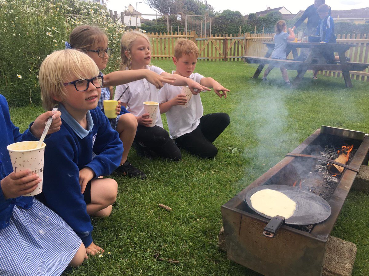 stnicsadventure's tweet photo. Happy mid summer! Gardening club celebrated in the sun by making natural flower and cheese pancakes, washed down by our own hand pressed apple juice… Happy Solstice! 🌞✨🌸🌺🌼 #wherelearningbecomesanadventure #BringSummer https://t.co/wXWbmVwZa6