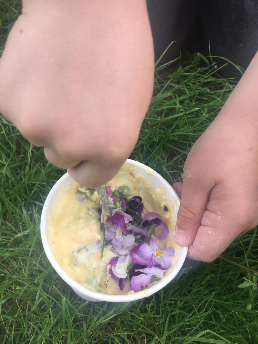 stnicsadventure's tweet photo. Happy mid summer! Gardening club celebrated in the sun by making natural flower and cheese pancakes, washed down by our own hand pressed apple juice… Happy Solstice! 🌞✨🌸🌺🌼 #wherelearningbecomesanadventure #BringSummer https://t.co/wXWbmVwZa6