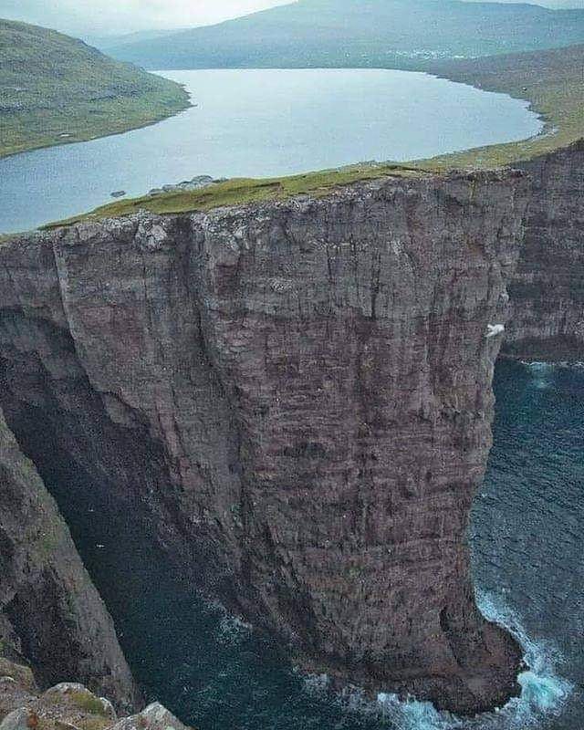 GustavoVela71's tweet photo. Lago y mar. Islas Faroe https://t.co/W1jt5uK6RB