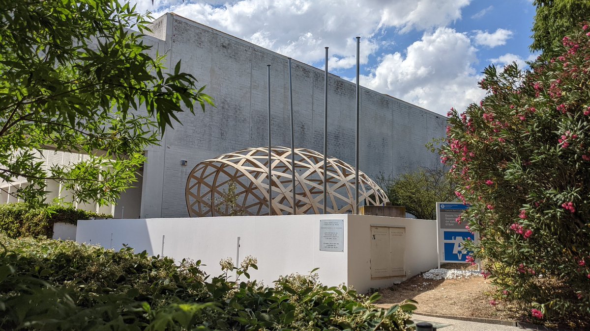 MPDA_bcnTech's tweet photo. @UPC_School MPDA21 studio2 Timber gridshell in process for @_etsav_  @la_UPC . Open  teaching spaces. Made with love, geodesics and lot of @KangarooPhysics . And a wonderfully enthousiast crew of students https://t.co/03ZyvyD0Jv