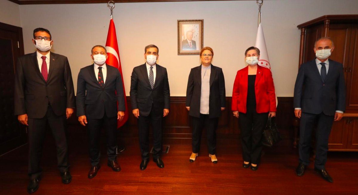 Aile ve Sosyal Hizmetler Bakanı Sayın <a href="/deryayanikashb/">Derya Yanık</a>'ı ziyaret ederek hayırlı olsun dileklerimizi ilettik. Kendilerine sosyal hizmet çalışanlarının sorunlarını ve taleplerini aktardık. Nazik misafirperverliği ve konulara yaklaşımından dolayı kendilerine teşekkür ediyorum.