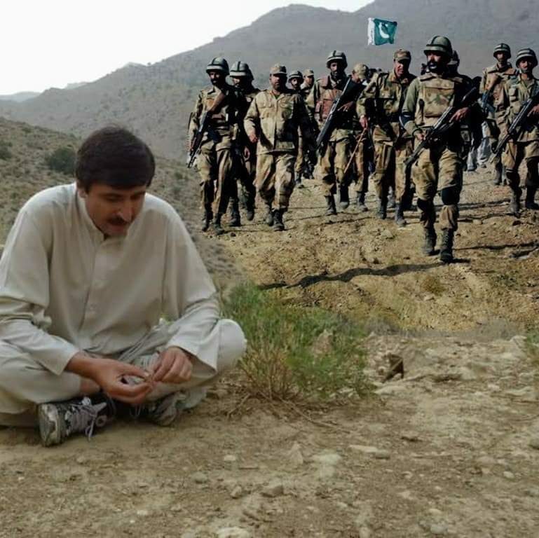 SqaibK's tweet photo. د  جـنـازې  بازو  مـې  نـیـسـه
ما چې د ننګ ټپه وئیله مړ یې کړمه
لالا يوازې وو 😥
#PakistanKilledUsmanKakar https://t.co/Gg91stUbmf https://t.co/j5o58GMlRa