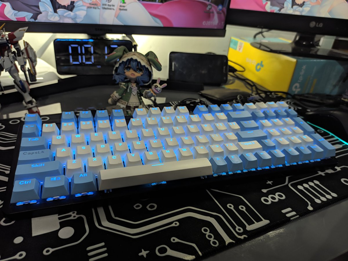 pangsicchi's tweet photo. #ReineBoardReview
Here we go

Keyboard: VortexSeries VX9 (96 Keys)
Switches: Gateron Red 
Keycaps: Just a cheapest double shot keycaps that I can found at orenji marketplace

Full size layout with TKL size and cheapest price on the market. This compactness is what I need https://t.co/eBMDIYzgu1