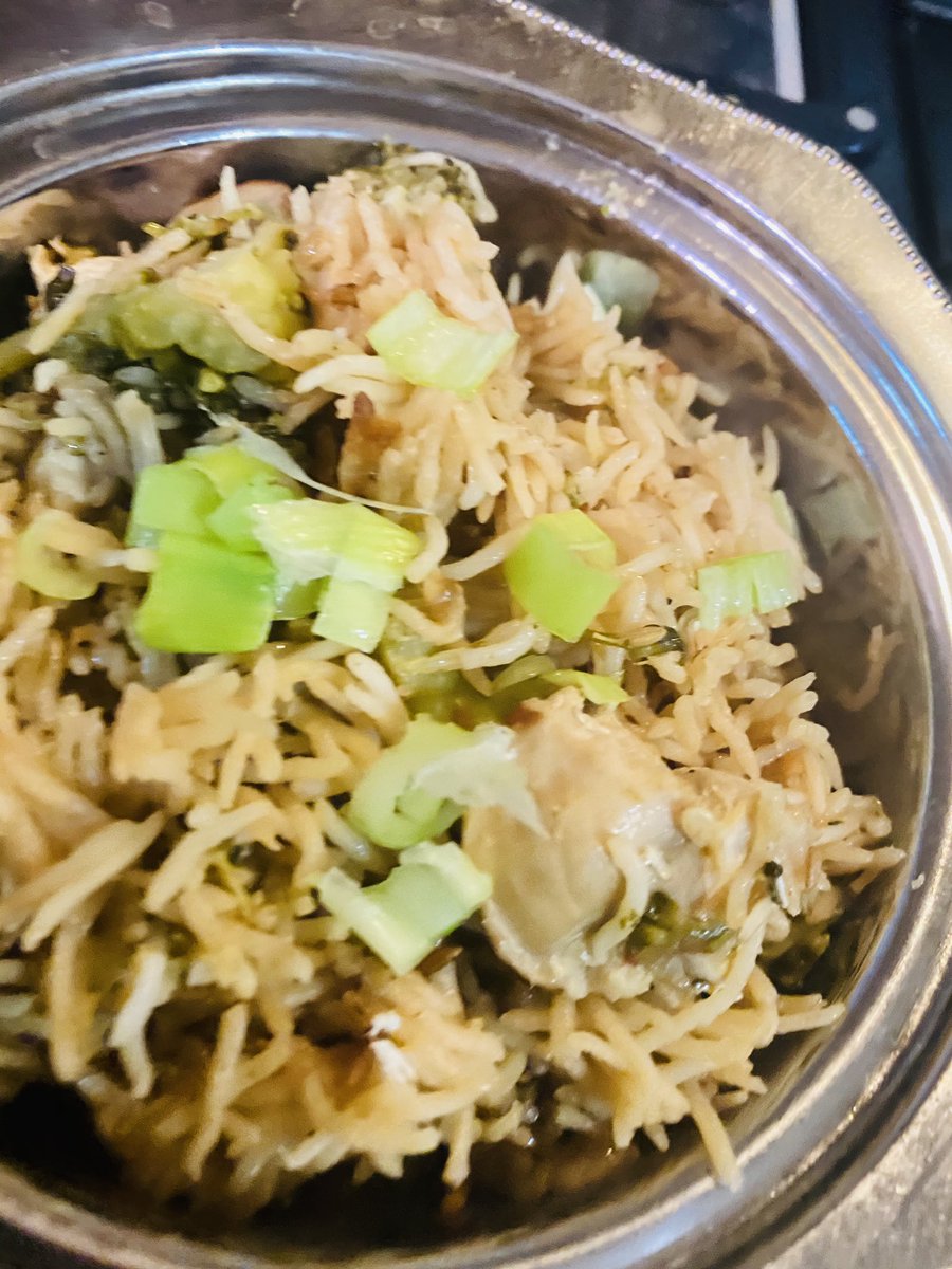 pardeep19922328's tweet photo. Chicken and vegetables pilau rice for dinner 🥘 cooked in the pressure cooker. Simple yet delicious 😋. #quickdinner #throwallinonepot #easydish #fullofyum only thing is missing is chilli 🌶😁 #yumyum #cheftrade #food #foodie #RecipeOfTheDay #homemade https://t.co/nwAUY2GZR1