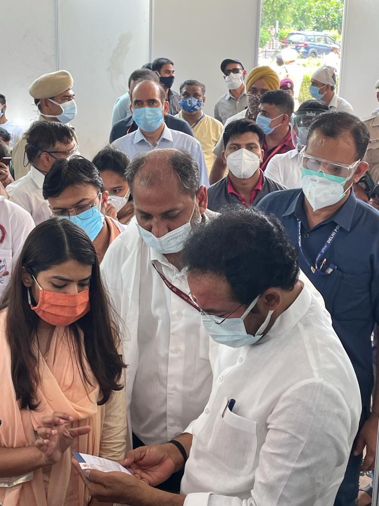 Vaccination centre at Maulana Azad Medical College, Inspected by Hon'ble Minister of State for Home Affairs Mr. G Kishan Reddy along with DM Central Ms. Akriti Sagar,IAS

#CentralDelhiFightsCorona 
#IndiaFightsCorona